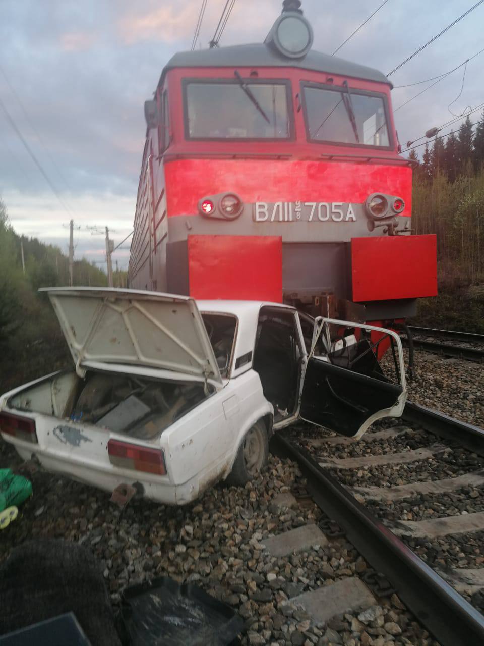 Новый День: Под Нижним Тагилом поезд протаранил легковушку на путях (ФОТО)