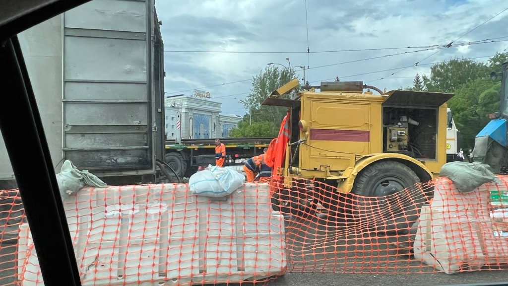 Новый День: Перекресток у цирка снова перекрыт: ремонтируют трамвайные пути (ФОТО)