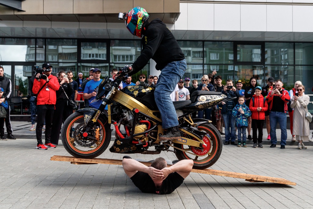 Новый День: Таскали машины зубами и удерживали газующие мотоциклы – как прошли соревнования по силовому экстриму (ФОТО, ВИДЕО)