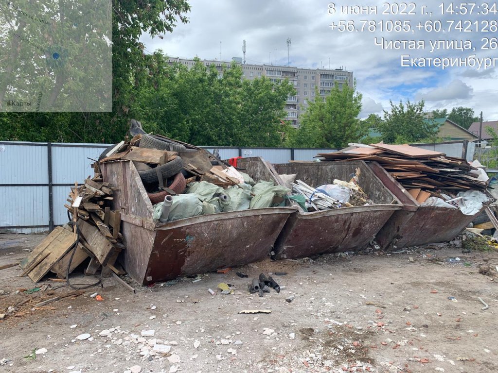 Новый День: Улицу Чистую завалили мусором – его вывозят уже трижды за день (ФОТО)