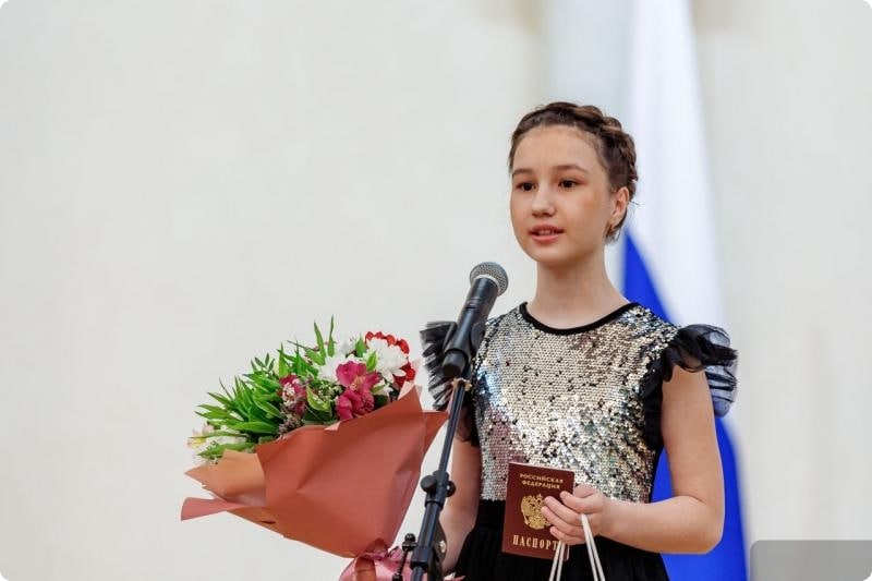 Новый День: 110 уральских школьников получили паспорта в День России