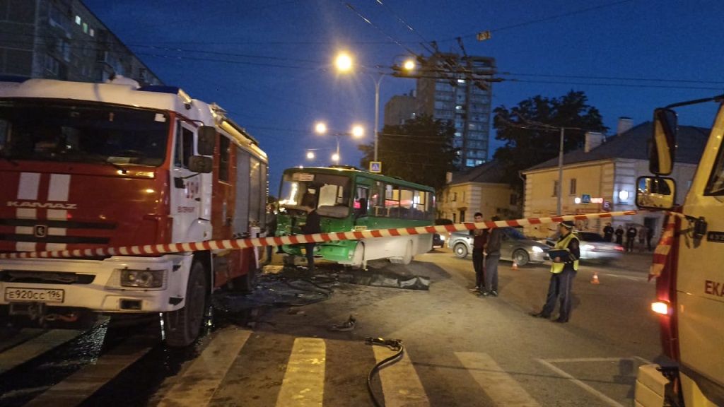 Новый День: Пассажирский автобус врезался в пожарную машину. Кондуктор погиб (ФОТО)