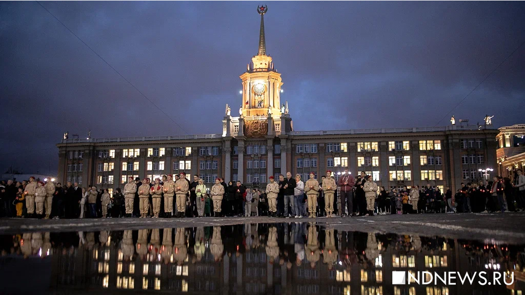 Новый День: Тысячи свердловчан впервые с 2019 года вышли на мемориальную акцию Свеча памяти (ФОТО)