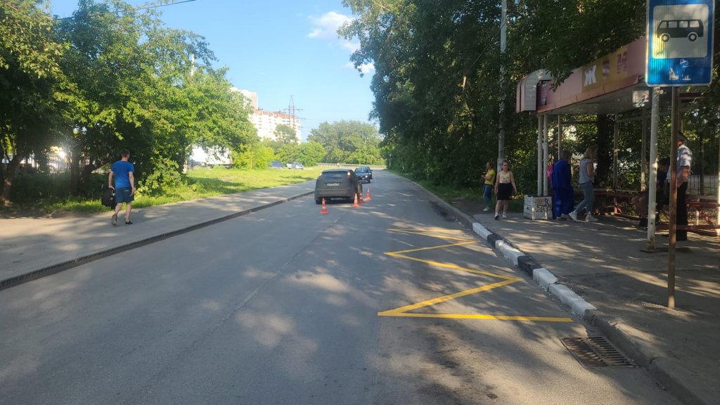 Новый День: Девочка попала под машину, неожиданно выбежав на дорогу (ФОТО)