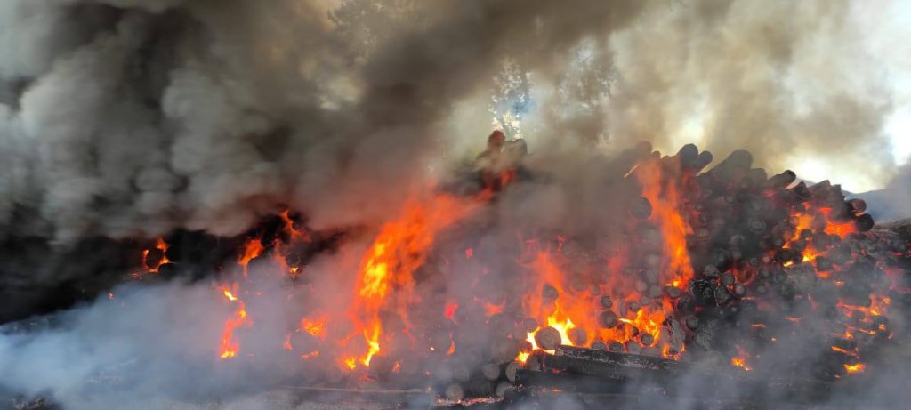 Новый День: Мощный пожар в Екатеринбурге – он виден из всех точек города (ФОТО)