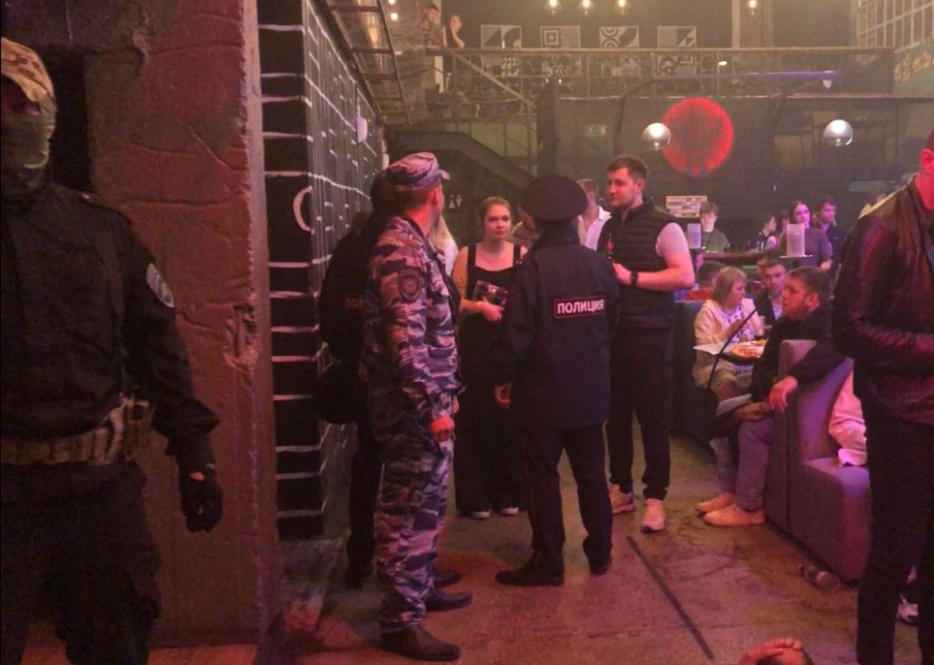Новый День: Полиция устроила облаву в баре в центре Екатеринбурга (ФОТО)