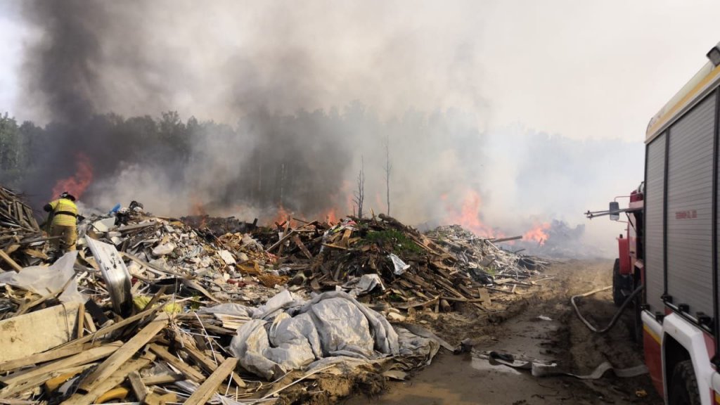 Новый День: В черте Екатеринбурга горит огромная свалка мусора (ФОТО)