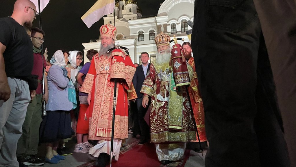 Новый День: Тысячи верующих пришли к Храму-на-крови в ночь памяти Романовых (ФОТО)