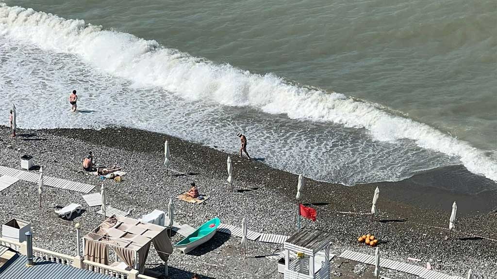 Новый День: Мусор и грязная вода: пляжи Сочи закрыты второй день из-за шторма (ФОТО)
