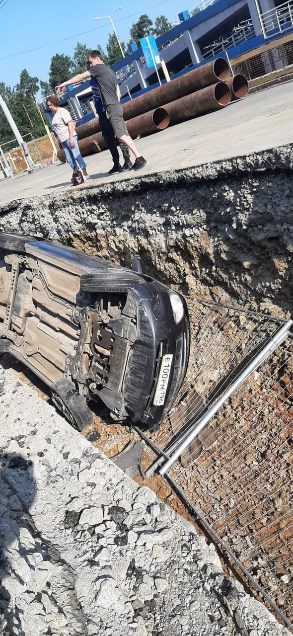 Новый День: В Екатеринбурге автомобиль провалился в яму: три человека пострадали