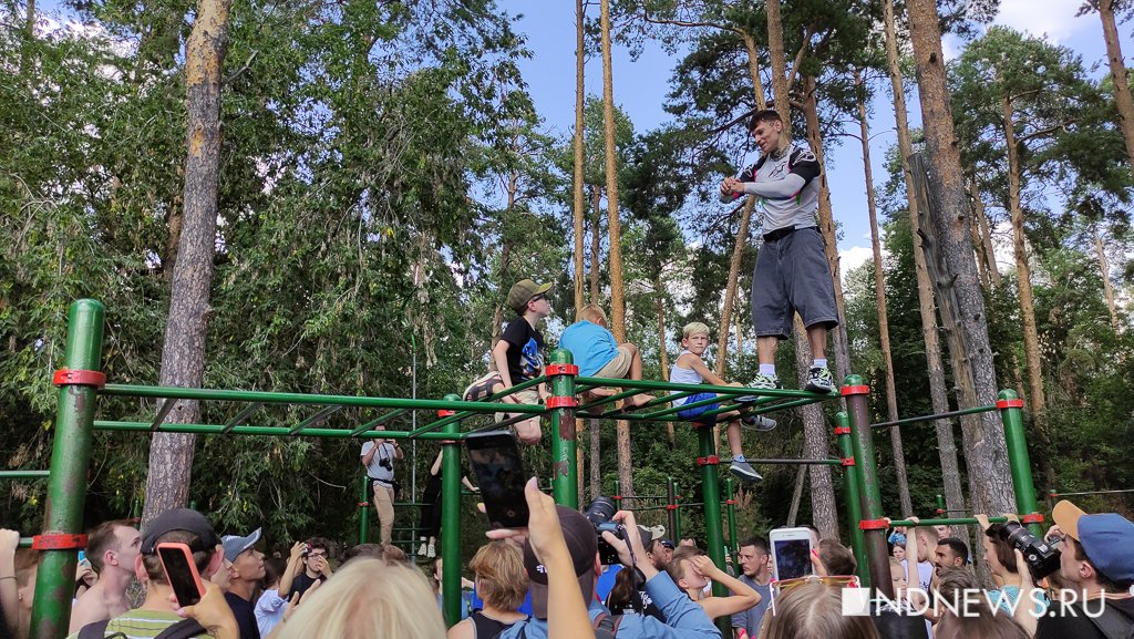 Новый День: Niletto устроил челлендж для поклонников в Зеленой Роще и заставил репортеров подтягиваться (ФОТО)