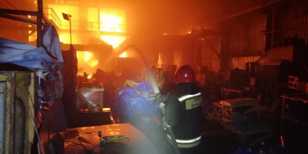 Новый День: В Екатеринбурге потушили крупный пожар в автосалоне. Спасены 37 автомобилей (ФОТО)