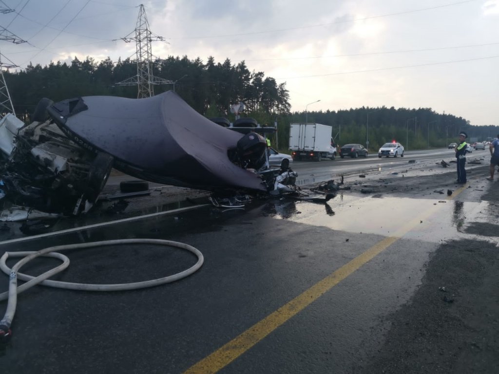Новый День: Водитель Кадиллака погиб при столкновении с грузовиком (ФОТО)