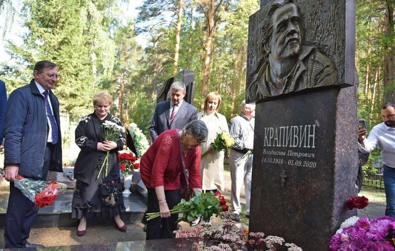 Новый День: На Широкореченском кладбище появился памятник Владиславу Крапивину (ФОТО)