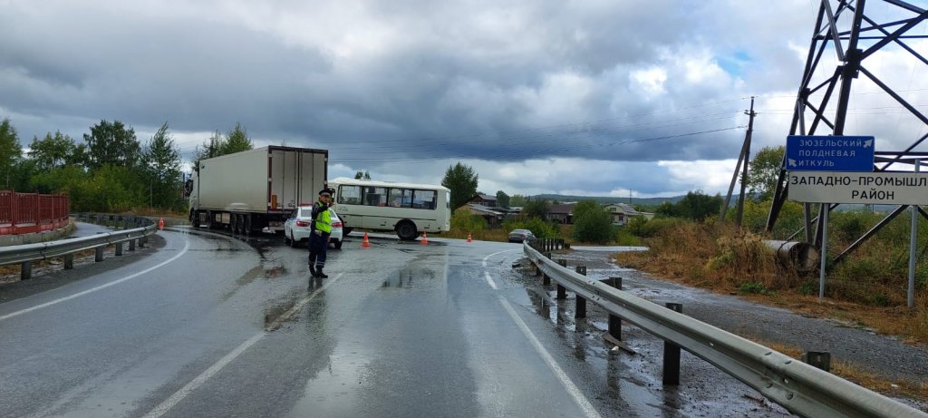 Новый День: В Полевском грузовик врезался в автобус: есть пострадавшие (ФОТО)