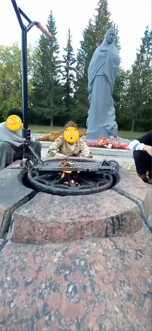 Новый День: Подростки поставили самокат на Вечный огонь и пожарили на нем картошку