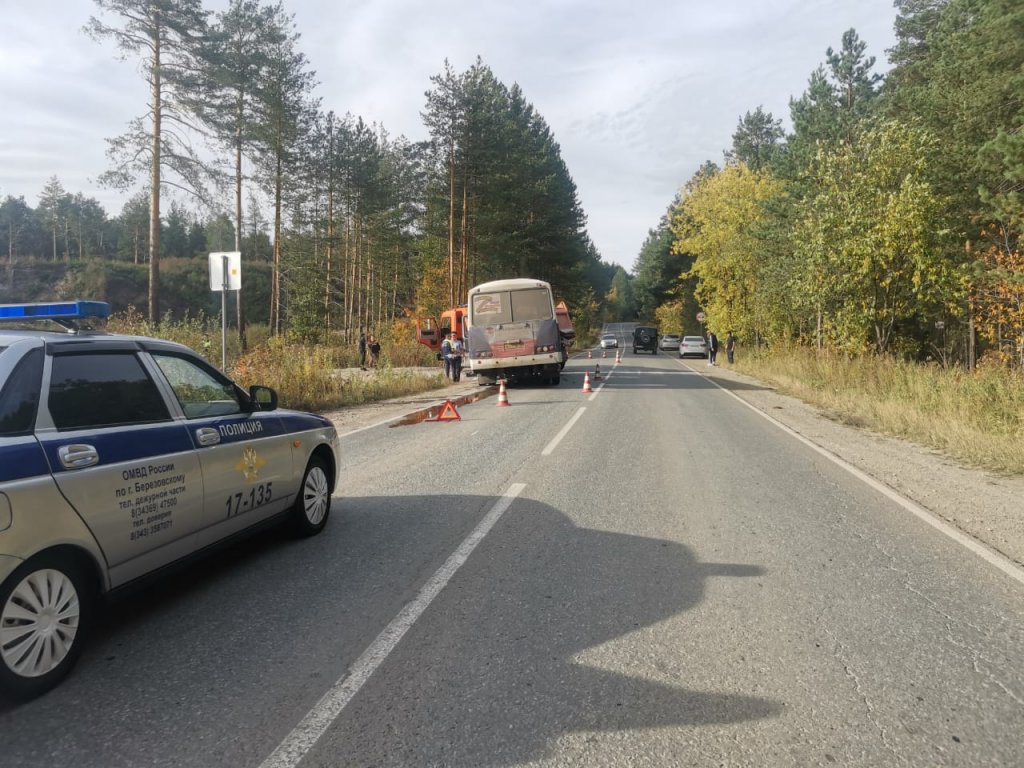 Новый День: Автобус врезался в КамАЗ со щебнем, пострадали пятеро (ФОТО)