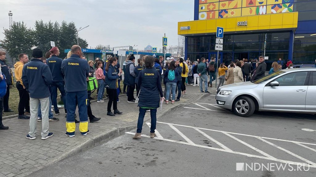 Новый День: На Уралмаше эвакуировали гипермаркет (ФОТО)