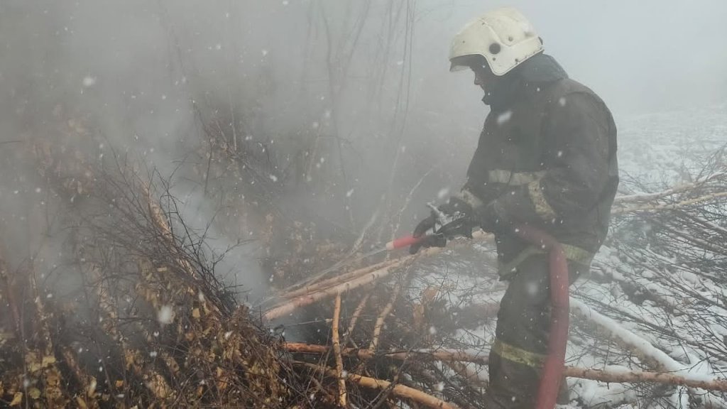 Новый День: Спасатели продолжают тушить торфяник у деревни Большое Седельниково даже под снегом (ФОТО)