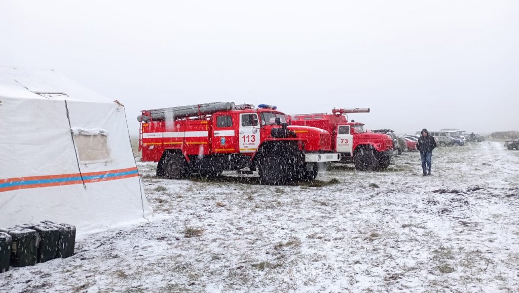 Новый День: Спасатели продолжают тушить торфяник у деревни Большое Седельниково даже под снегом (ФОТО)