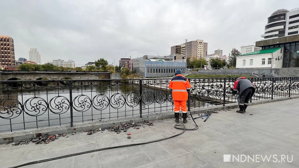 Новый День: Мост на Плотинке почти зачистили от замочков влюбленных (ФОТО)