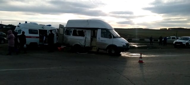 Новый День: В Артях микроавтобус врезался в КамАЗ, пострадали четыре человека