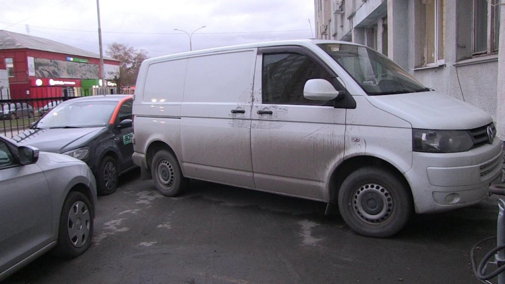 Новый День: В Екатеринбурге двое мужчин снимали колеса с каршеринговых автомобилей (ФОТО)
