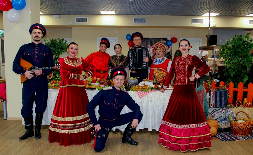 Новый День: Блины с икрой, красавицы с пирогами, медведь на кухне и другие особенности Международного дня повара в российской армии