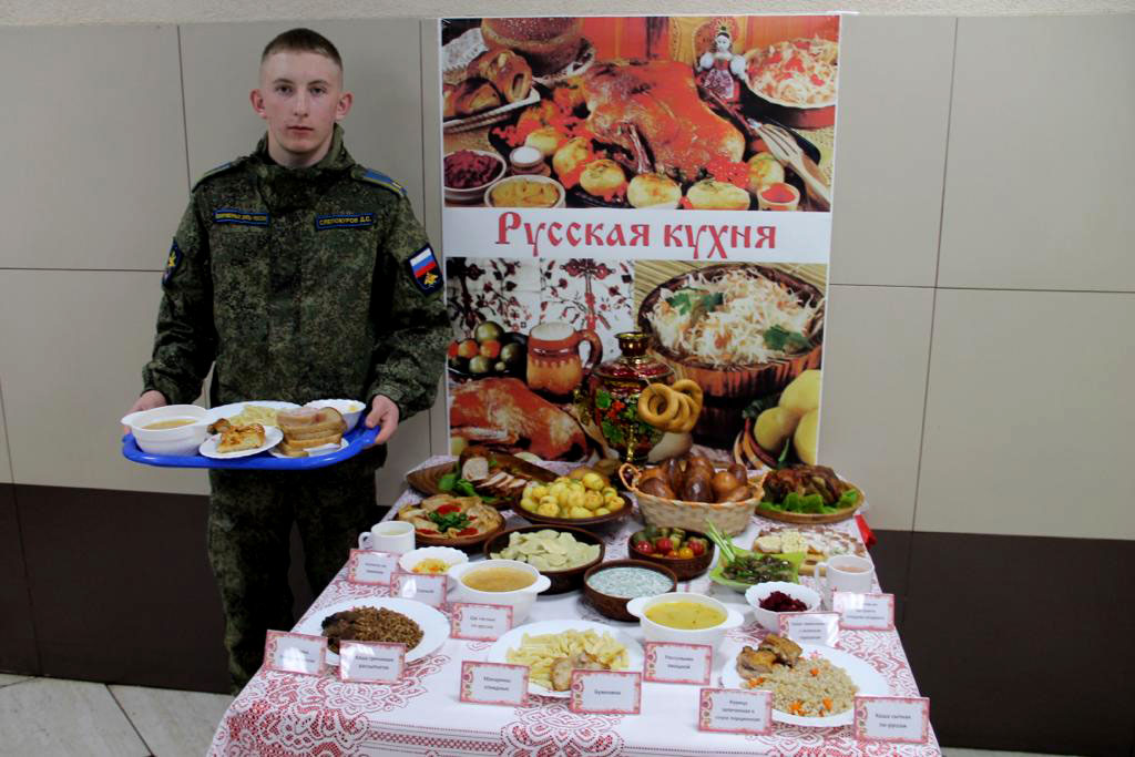 Новый День: Блины с икрой, красавицы с пирогами, медведь на кухне и другие особенности Международного дня повара в российской армии