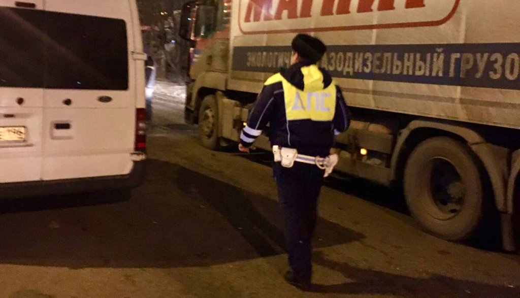 Новый День: В Екатеринбурге маршрутка с пассажирами врезалась в грузовик (ФОТО)