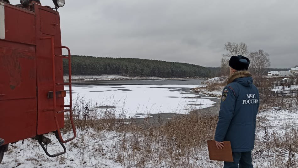 Новый День: Двое детей провалились под лед на Урале