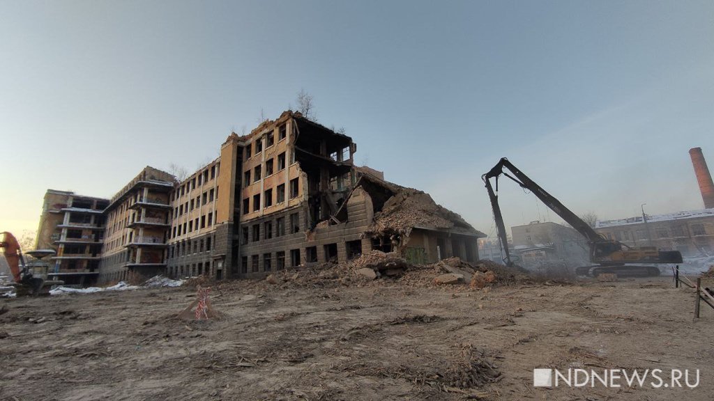 Новый День: В Екатеринбурге сносят заброшенную больницу в Зеленой Роще (ФОТО)