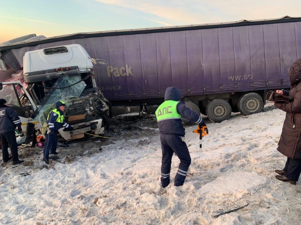 Новый День: На тюменской трассе столкнулись три грузовика. Один из водителей погиб (ФОТО)
