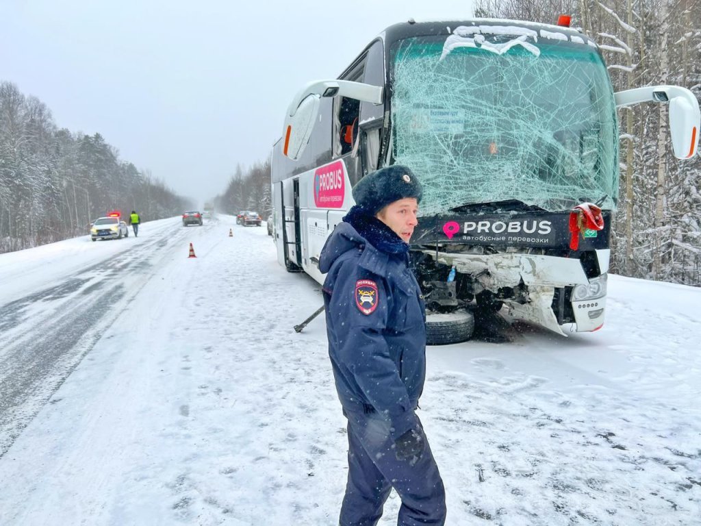 Новый День: Смертельное ДТП на Серовском тракте: внедорожник врезался в пассажирский автобус