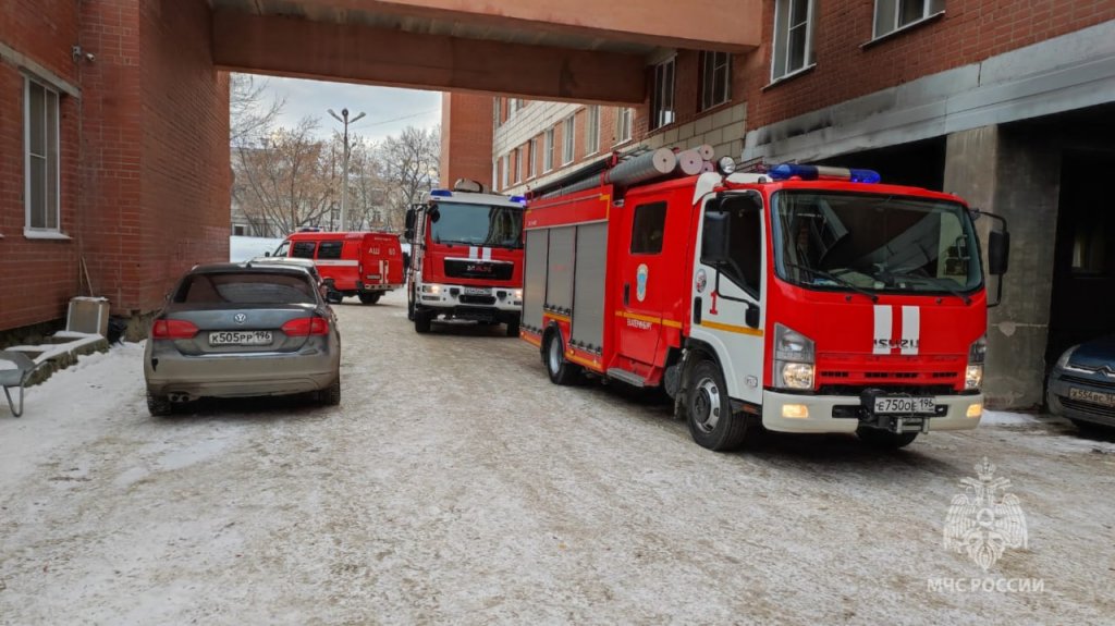Новый День: В Екатеринбурге из-за пожара на парковке эвакуировались 300 человек (ФОТО)