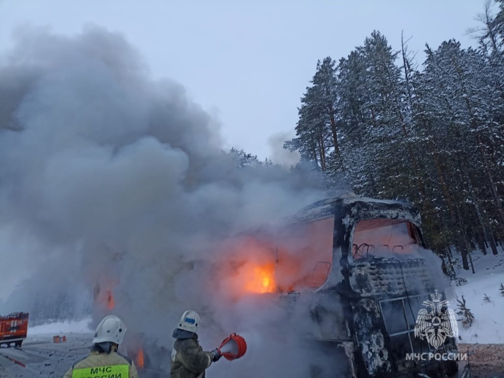 Новый День: На Серовском тракте сгорел пассажирский автобус (ФОТО)