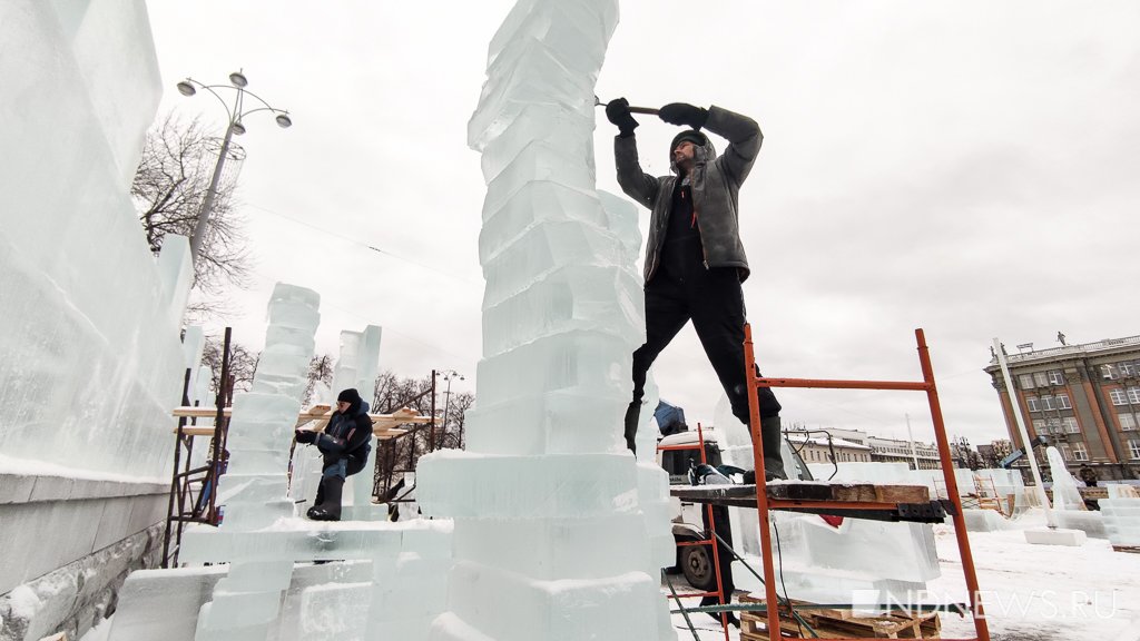 Новый День: Немного блоки слипаются: ледовый городок строят при плюсовой температуре (ФОТО)