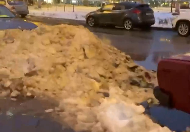 Новый День: Город превращается в помойку – петербуржцы о нечищеных от снега и льда улицах