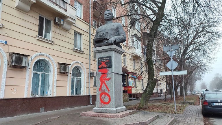Новый День: В Полтаве осквернили памятники легендарным советским полководцам