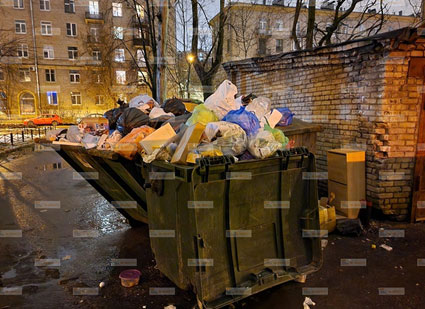 Новый День: В первые дни 2023 года петербуржцы столкнулись с горами неубранного мусора во дворах