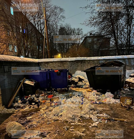 Новый День: В первые дни 2023 года петербуржцы столкнулись с горами неубранного мусора во дворах