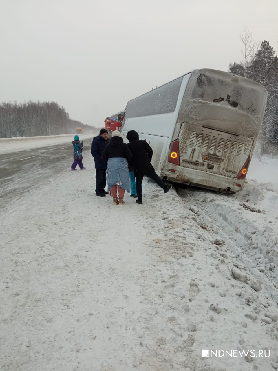 Новый День: На трассе под Нижними Сергами застрял автобус с туристами: вытащить его не могут уже 6 часов (ФОТО)