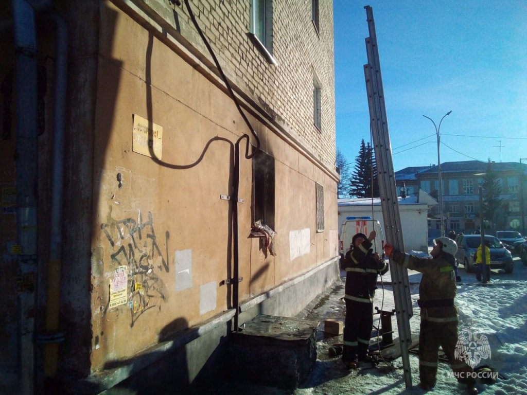 Новый День: В Полевском загорелся жилой дом (ФОТО)