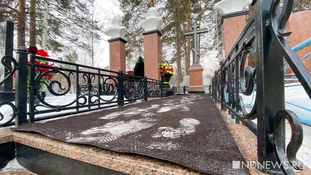 Новый День: В годовщину смерти лидера ОПС Уралмаш на его могилу принесли цветы и конфеты (ФОТО)