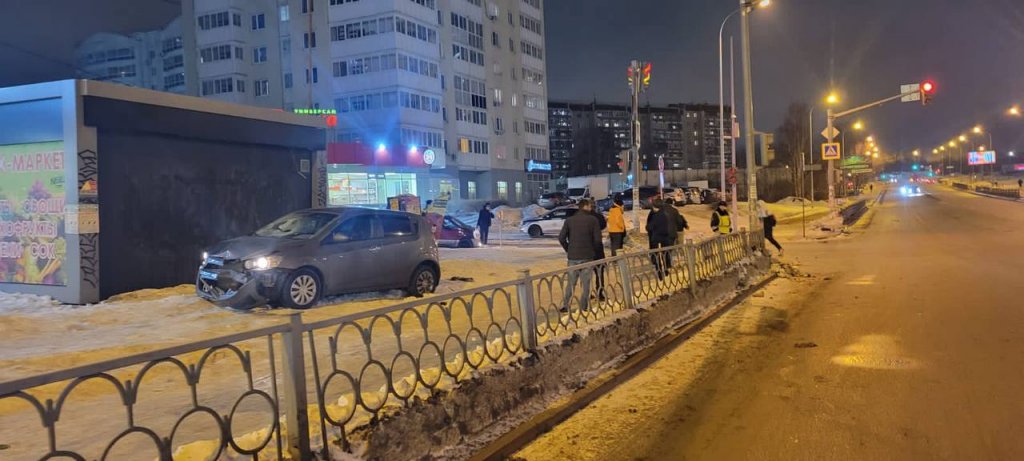 Новый День: В Екатеринбурге иномарка въехала в прохожих на тротуаре. Расследование ДТП контролирует прокуратура (ФОТО)