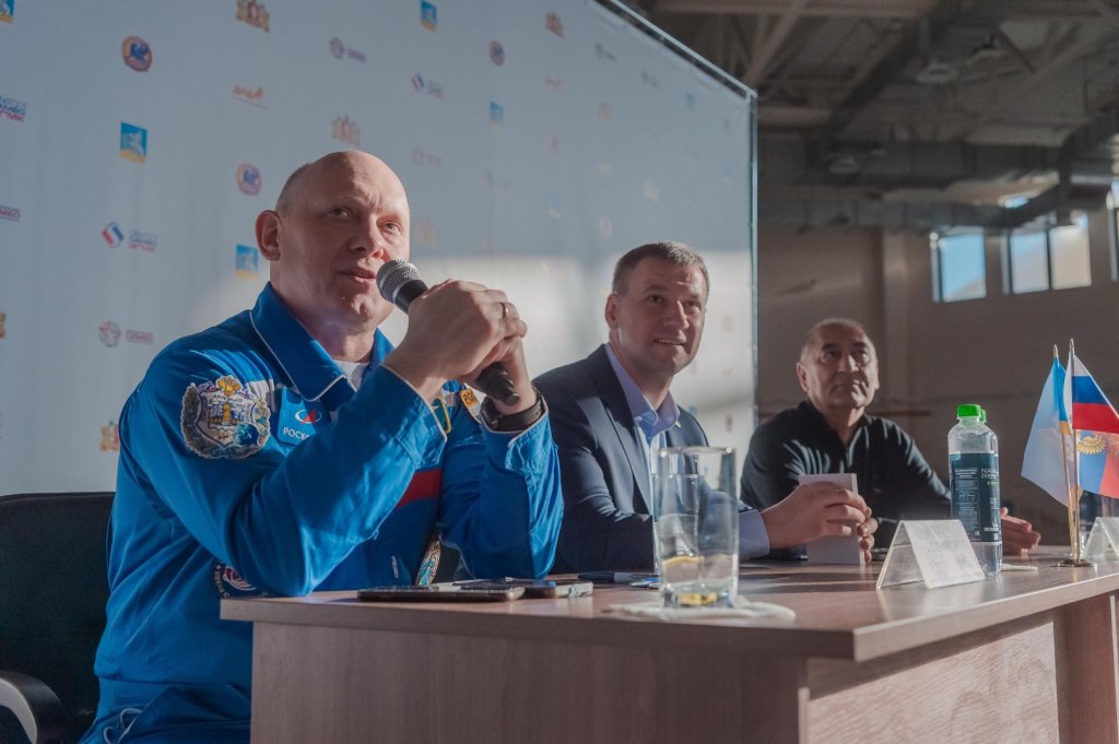 Новый День: Космонавт Олег Артемьев встретился со спортсменами из верхнепышминского Дворца самбо (ФОТО)