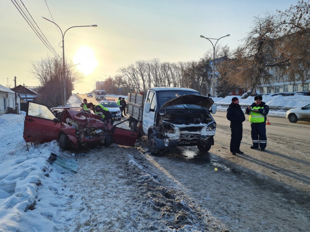 Новый День: В Каменске-Уральском 17-летний пьяный водитель устроил аварию, его пассажирка – в реанимации