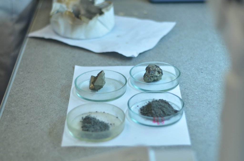Новый День: Уральские ученые научились извлекать драгоценные металлы из отвалов