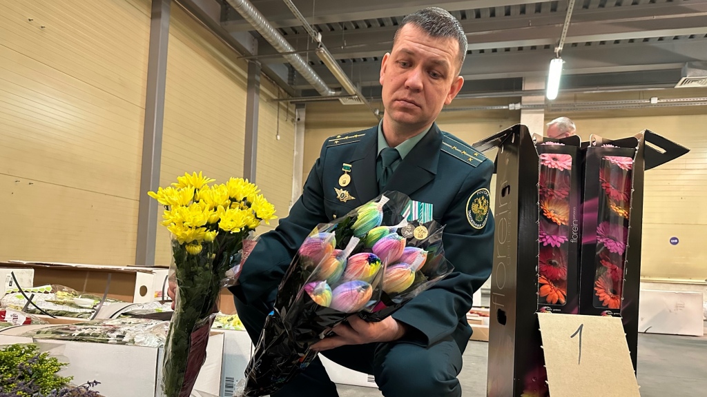Новый День: К 8 Марта в Екатеринбург прибыли 25 грузовиков с розами и орхидеями (ФОТО)