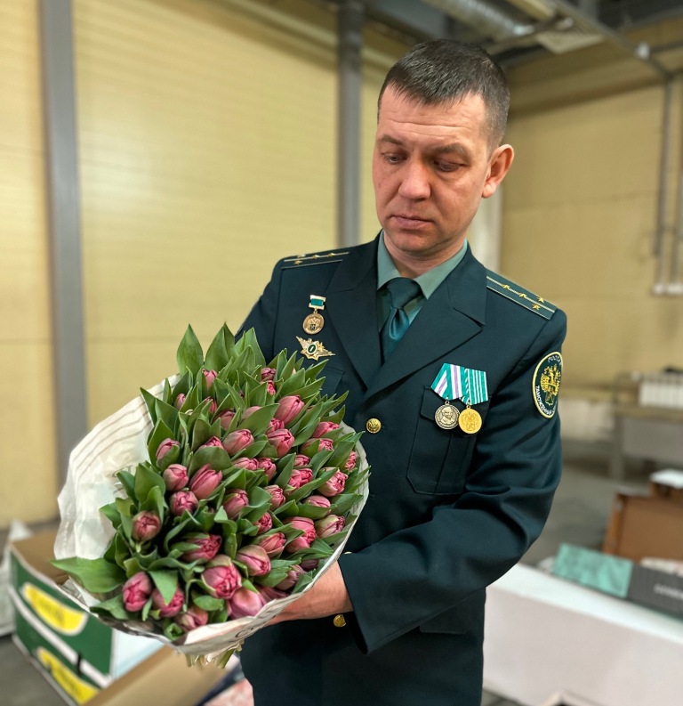 Новый День: К 8 Марта в Екатеринбург прибыли 25 грузовиков с розами и орхидеями (ФОТО)